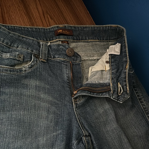 Lee One True Fit Lower on the Waist Denim Blue Jean Bermuda Shorts Capris 7/8 M - Picture 3 of 16